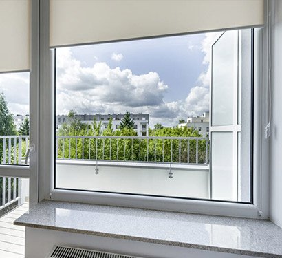 aluminium-frame-fixed-glass-window-beside-hinged-door